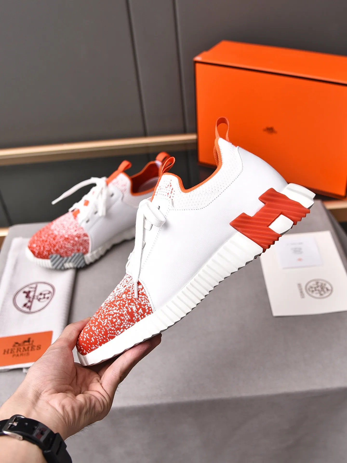 Factory price PP600 [Hermes] fe new arrival~ New Bouncing sneakers are the most comfortable shoes from Hermès, no one else⃣️. They are very light on the feet and look great. You won’t feel tired even when you go shopping and running around. 👍 Very light and comfortable, very light, suitable for both sports and leisure, and feel great when you step on them! It’s up to you to choose, there’s always what you want~ ✔️Fabric: Imported first-layer cowhide + high-elastic fly weave ✔️Inner lining: Imported water-dyed cow lining ✔️Outsole: Seamless combination of IP+TPU (multi-color letters) German technology irradiation machine ✔️Code number: Male 38-44 (45 customized)